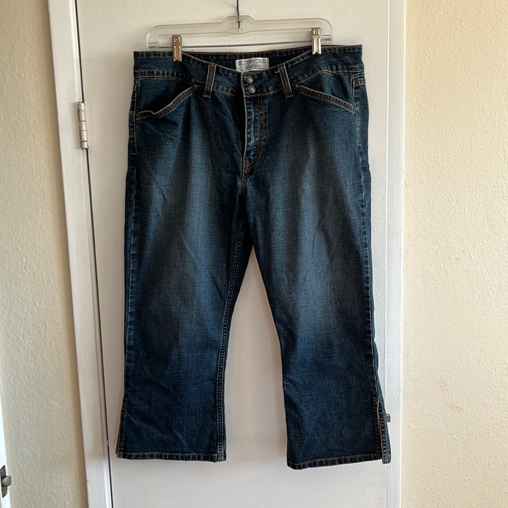 Cropped Levi Stretch blue Jeans. Size 14